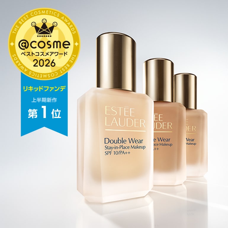 ダブル ウェアの製品ボトルと、@cosmeベストコスメアワード2026上半期新作リキッドファンデ第1位の受賞バッジ